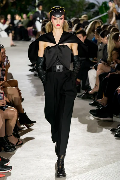 Look 16